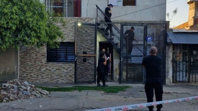 Matan a una pareja en una casa de barrio Plata y por el doble crimen buscan al hijo de la mujer