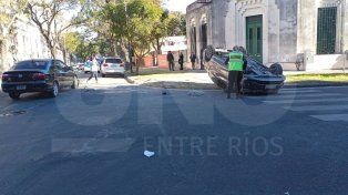 Nueve heridos tras violento choque entre dos autos en Paraná