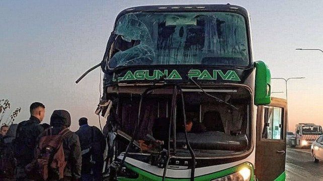 Colectivo que trasladaba agentes penitenciarios luego del choque.