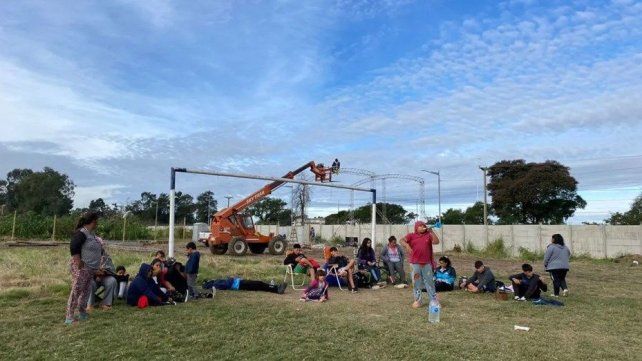 Abrazo simbólico de los vecinos y deportistas para evitar el cierre del club Social y Deportivo Centenario.