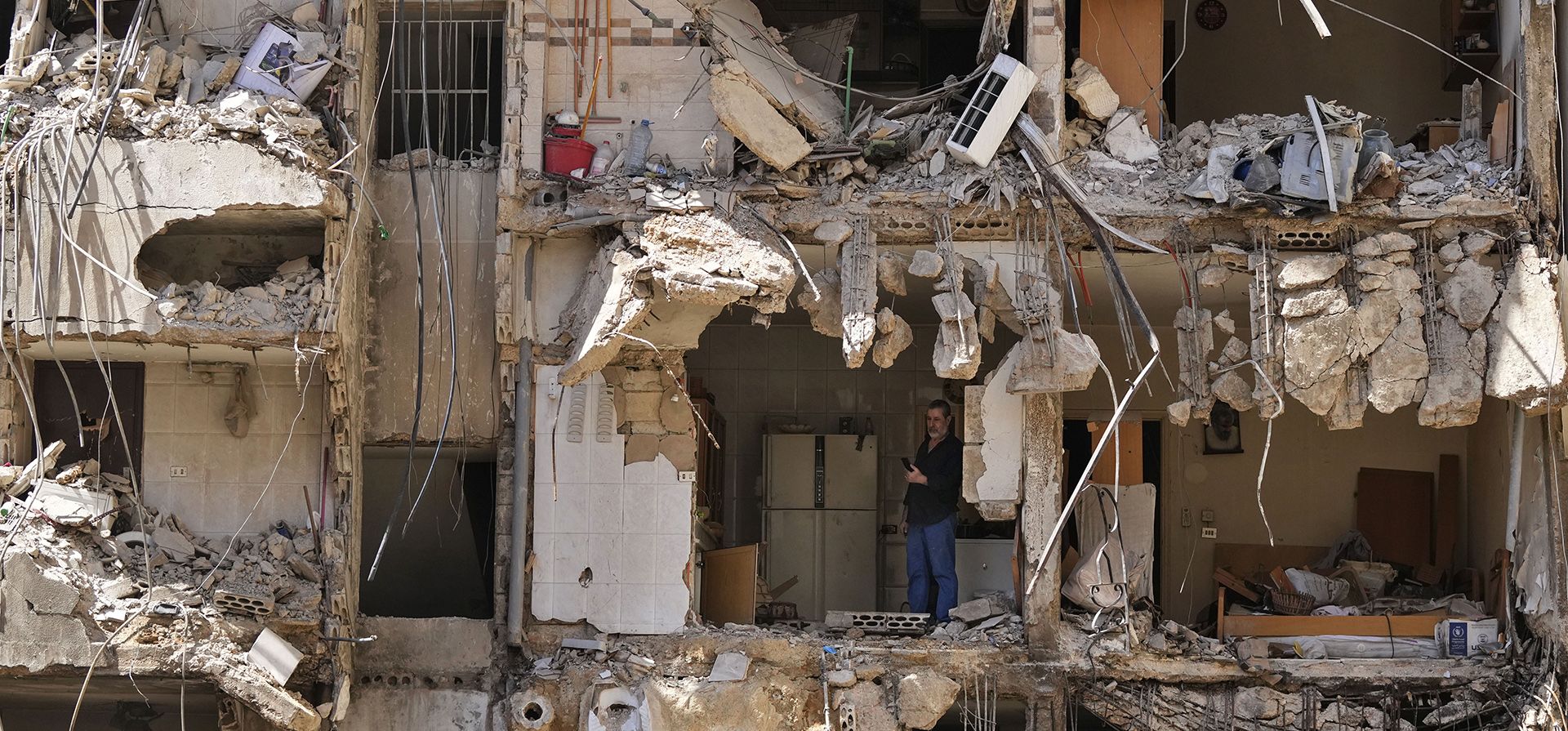 Un hombre observa a los rescatistas revisar los escombros mientras buscan a personas que siguen desaparecidas en el lugar del ataque israelí del viernes en los suburbios del sur de Beirut, el lunes 23 de septiembre de 2024. (Foto AP/Hassan Ammar) Un hombre observa a los rescatistas revisar los escombros mientras buscan a personas que siguen desaparecidas en el lugar del ataque israelí del viernes en los suburbios del sur de Beirut, el lunes 23 de septiembre de 2024. (Foto AP/Hassan Ammar)