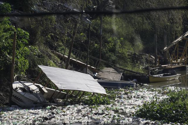 Postal de la contaminación. El barco recolector quedó en desuso a poco de ser inaugurado.