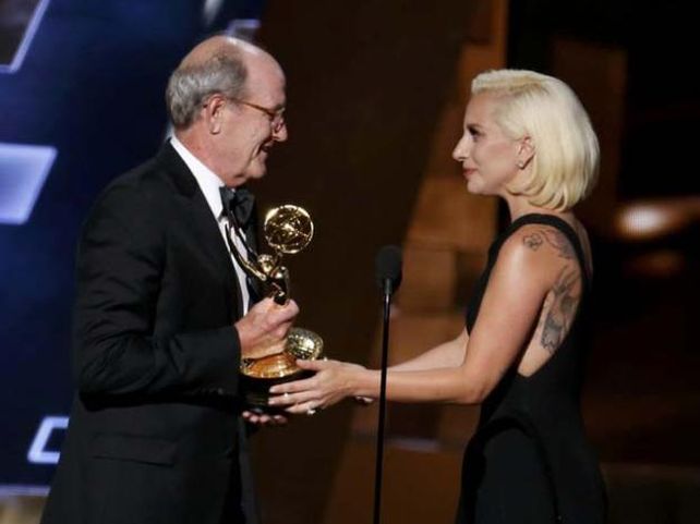Richard Jenkins recoge de parte de Lady Gaga el Emmy al mejor actor principal en miniserie por su papel de hombre cándido en Olive Kitteridge.