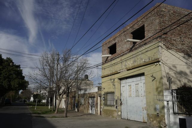 El taller de Jorge está ubicado en Méjico al 100. Esta madrugada balearon el frente del establecimiento