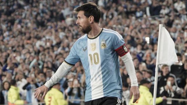 Messi y la cinta de capitán con los colores de Newells.