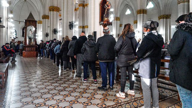 San Cayetano: los fieles se acercaron desde temprano a pedir pan y trabajo
