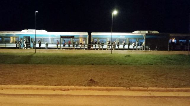 Por el paro de colectivos, el tren trabajó a vagón repleto