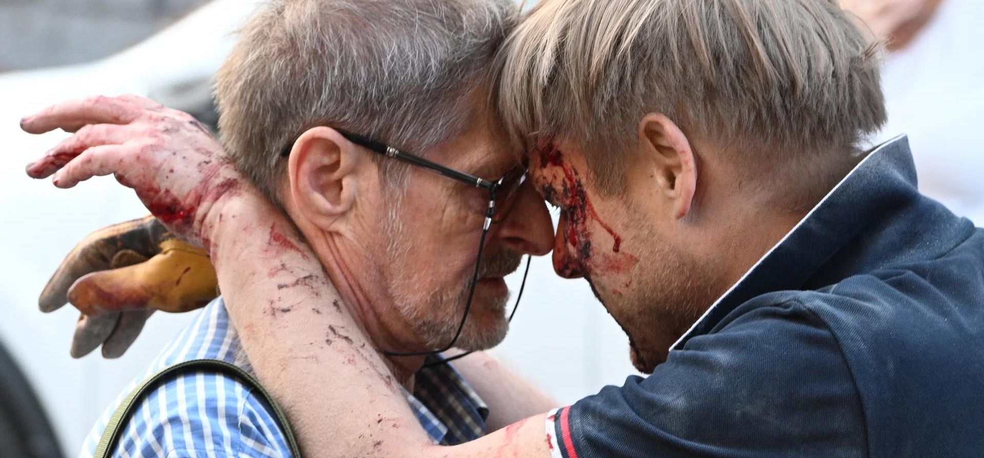 Dos hombres se consuelan en el lugar de un ataque con misiles por parte de Rusia que mató a siete personas, incluidos tres niños, Leópolis, Ucrania. Fotografía: Yuriy Dyachyshyn/AFP/Getty Images Dos hombres se consuelan en el lugar de un ataque con misiles por parte de Rusia que mató a siete personas, incluidos tres niños, Leópolis, Ucrania. Fotografía: Yuriy Dyachyshyn/AFP/Getty Images