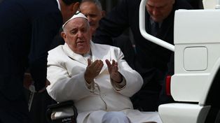 El Papa Francisco fue operado del abdomen en el Hospital Gemelli de Roma y ahora deberá hacer un tratamiento estricto.