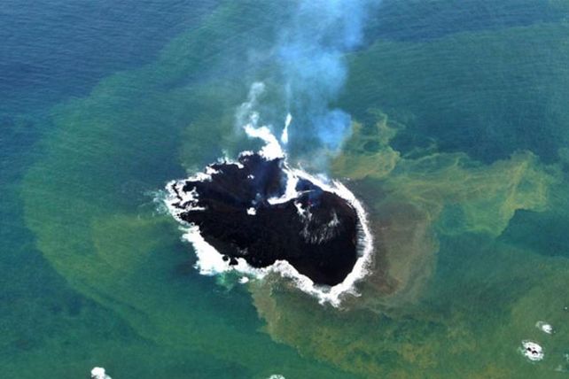 La increíble nueva isla que emergió tras una erupción volcánica crece sin parar