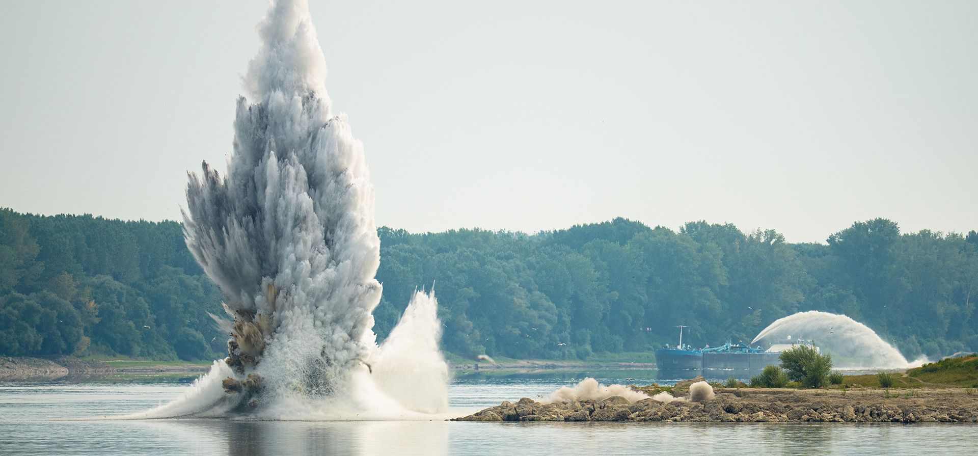 La Armada rumana detona explosivos submarinos durante una demolición controlada de rocas sumergidas para mejorar el flujo de agua hacia la central nuclear de Cernavoda, en medio de niveles de agua excepcionalmente bajos en el río Danubio, en Izvoarele, Rumania, el lunes 3 de agosto de 2026. (Foto AP/Andreea Alexandru) La Armada rumana detona explosivos submarinos durante una demolición controlada de rocas sumergidas para mejorar el flujo de agua hacia la central nuclear de Cernavoda, en medio de niveles de agua excepcionalmente bajos en el río Danubio, en Izvoarele, Rumania, el lunes 3 de agosto de 2026. (Foto AP/Andreea Alexandru)