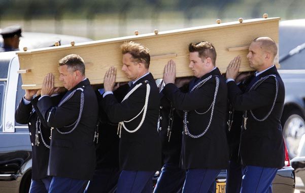Los féretros fueron solemnemente recibidos en el aeropuerto de Eindhoven. Desde allí partieron en una columna de autos fúnebres hacia una base militar