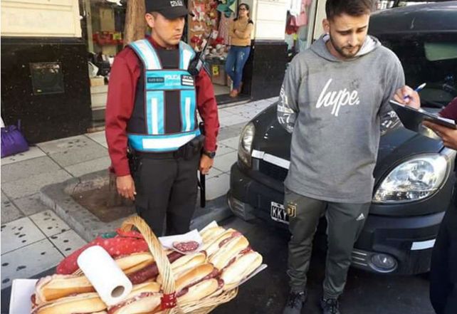 El vendedor de sandwiches de salame contó su historia y pide que le devuelvan la canasta