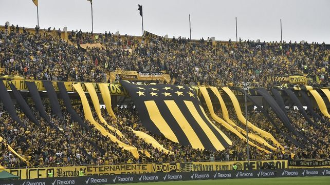 La hinchada de Peñarol agotó rápidamente las tres mil localidades que tenían disponibles en el Gigante de Arroyito.