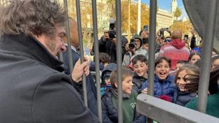 El presidente Javier Milei se acercó a la reja de la Casa Rosada para saludar a un grupo de chicos que corearon su nombre.&nbsp;