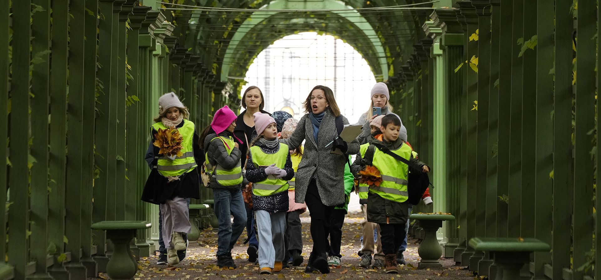 Los niños caminan con su maestra en el Jardín de Verano en San Petersburgo, Rusia, el miércoles 16 de octubre de 2024. (Foto AP/Dmitri Lovetsky) Los niños caminan con su maestra en el Jardín de Verano en San Petersburgo, Rusia, el miércoles 16 de octubre de 2024. (Foto AP/Dmitri Lovetsky)