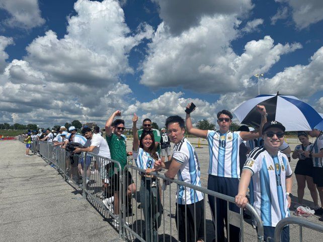 Los hinchas argentinos y los neutrales también arriban al estadio de Kansas con la camiseta albiceleste.
