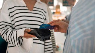 El Gobierno, a través del BCRA, prepara cuotas en dólares con tarjetas de crédito para fomentar la competencia de monedas