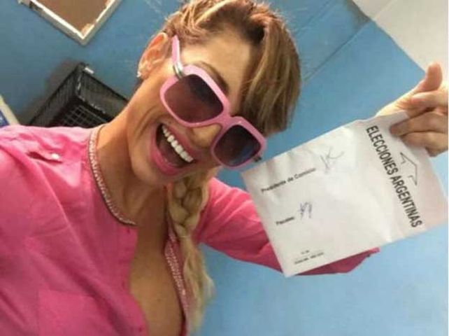 El show de Victoria Xipolitakis en el cuarto oscuro