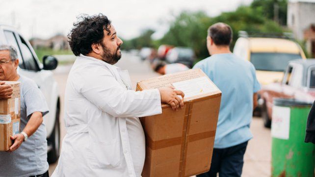 El gobernador Rogelio Frigerio y funcionarios recorrieron los barrios anegados por las lluvias en Gualeguaychú. Hay 928 personas evacuadas y autoevacuadas