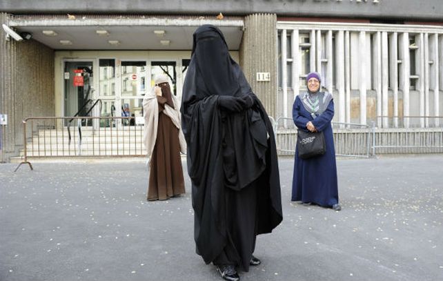 Dos mujeres con velos integrales (con burka en primer plano y Niqab a la izquierda). La tercera