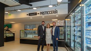 Los hermanos Luciano y Lelio Di Santo a cada lado y en el centro Inés Pascual, vicepresidenta de Micropack.