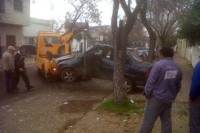 Raid delictivo de terror: tiros, choque, fuga, intento de robo y arresto