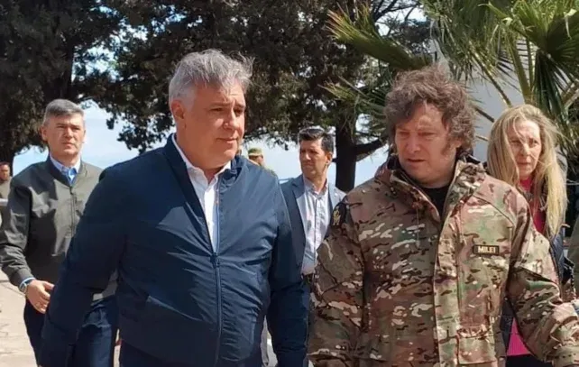 Milei sobrevoló los incendios en Córdoba con el gobernador Llaryora