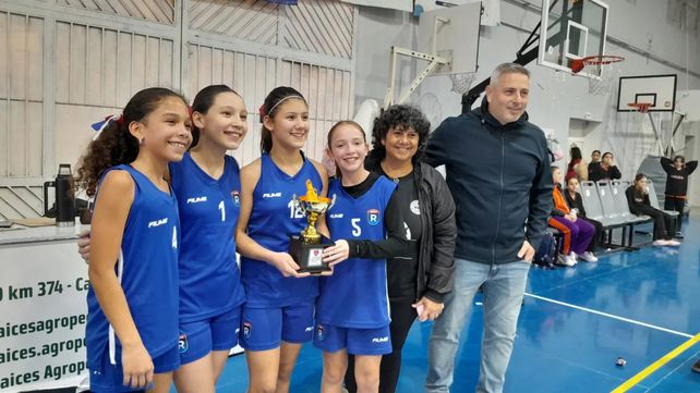 Las representantes rosarinas lucen orgullosas el trofeo obtenido en el 3x3.