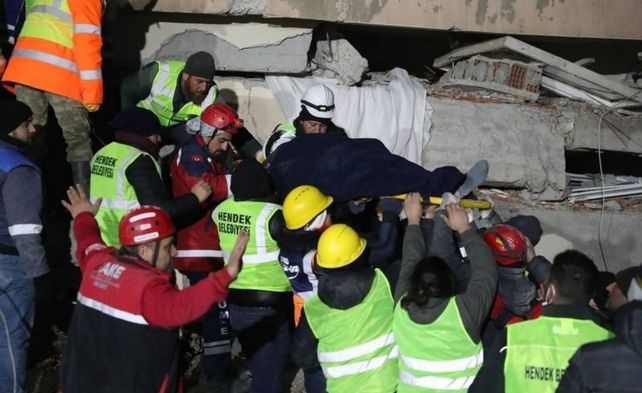 Los equipos de emergencia de Turquía mientras logran rescatar a un padre y a su hija de cinco años