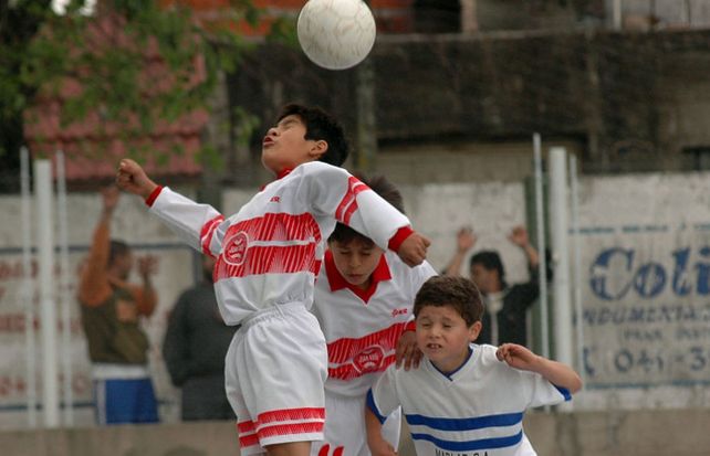 Por el riesgo neurológico, estudian prohibir los cabezazos en el fútbol infantil para menores de 10 años