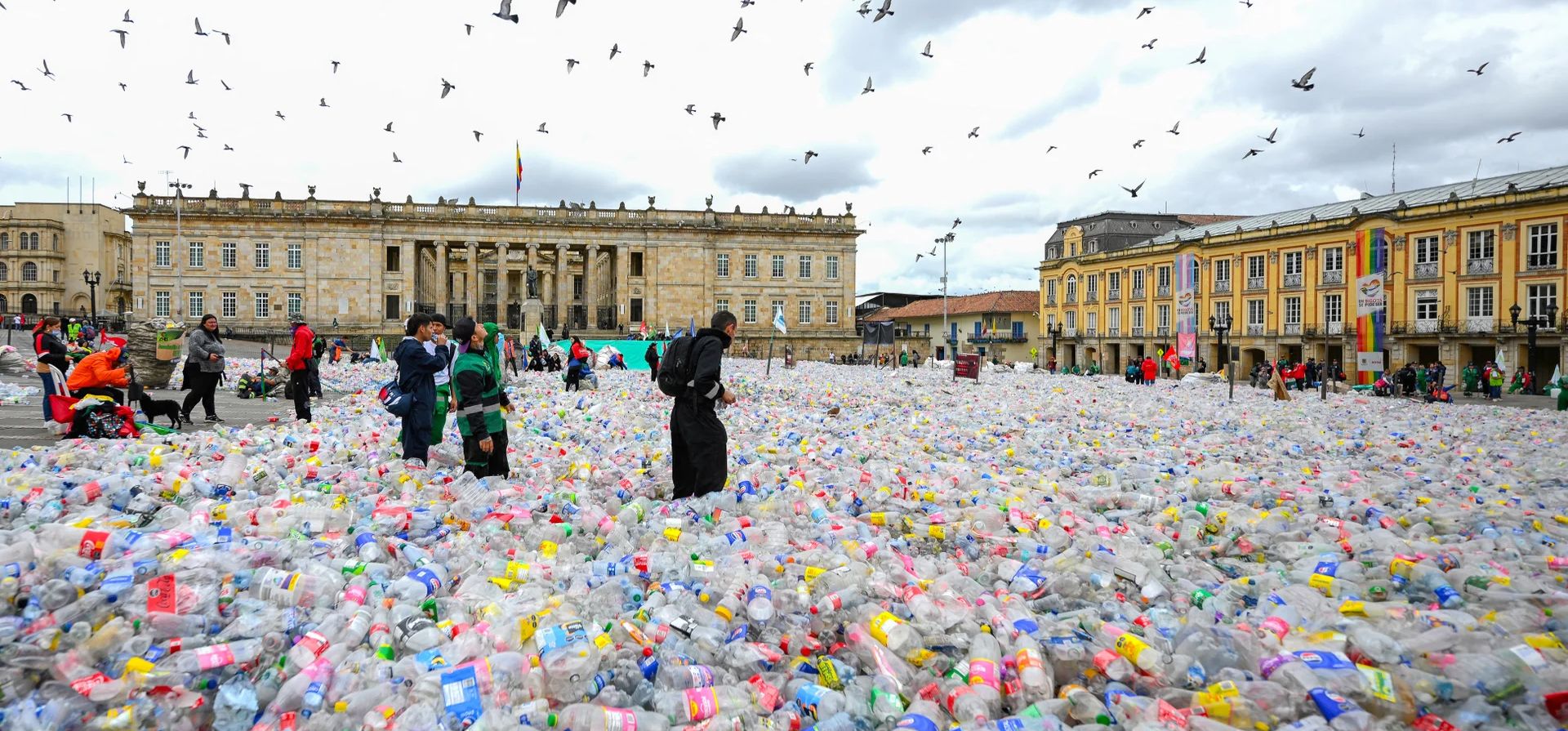 Miembros de la Asociación de Recicladores de Bogotá realizan una protesta contra la posteridad del gobierno y las difíciles condiciones de vida, Bogotá, Colombia. Fotografía: AFP/Getty Images Miembros de la Asociación de Recicladores de Bogotá realizan una protesta contra la posteridad del gobierno y las difíciles condiciones de vida, Bogotá, Colombia. Fotografía: AFP/Getty Images