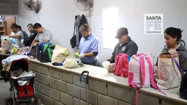 El servicio penitenciario requisa bolsos y demás objetos que ingresan al penal.