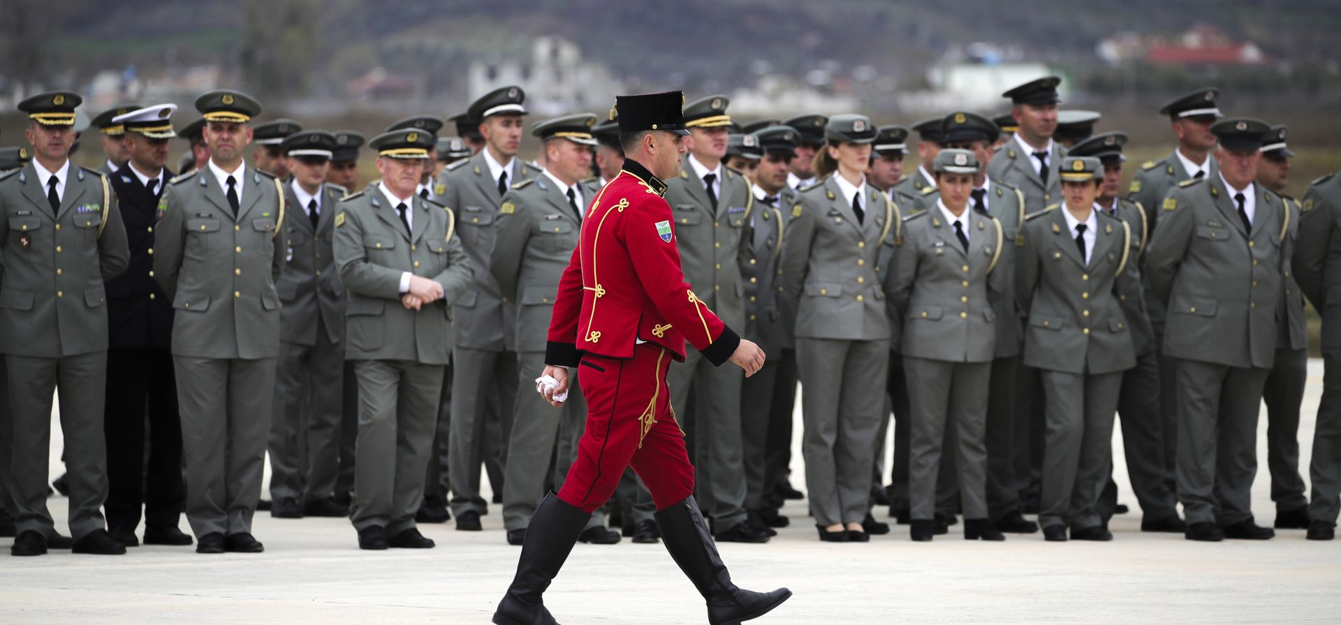 Oficiales militares asisten a una ceremonia de inauguración en una base aérea, en Kocuve, a unos 85 kilómetros al sur de Tirana, Albania, el lunes 4 de marzo de 2024. Albania, miembro de la OTAN, inauguró el lunes una base aérea táctica internacional, la primera de la Alianza en la región de los Balcanes Occidentales. (Foto AP/Armando Babani) Oficiales militares asisten a una ceremonia de inauguración en una base aérea, en Kocuve, a unos 85 kilómetros al sur de Tirana, Albania, el lunes 4 de marzo de 2024. Albania, miembro de la OTAN, inauguró el lunes una base aérea táctica internacional, la primera de la Alianza en la región de los Balcanes Occidentales. (Foto AP/Armando Babani)