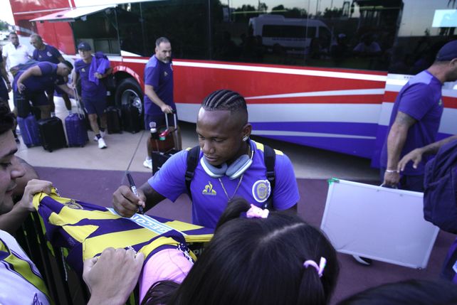 Central: los hinchas recibieron al plantel en Mendoza con bengalas, cantos y banderas