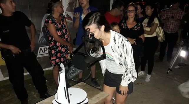 Más de 700 santafesinos pudieron ver el súper eclipse en la Costanera.&nbsp;