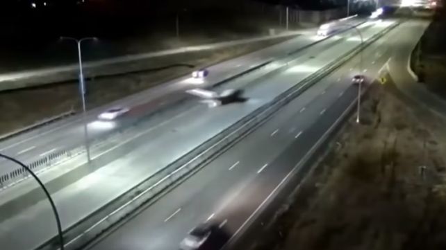 La avioneta Bellanca Viking aterriza de emergencia sobre la autopista en plena noche.