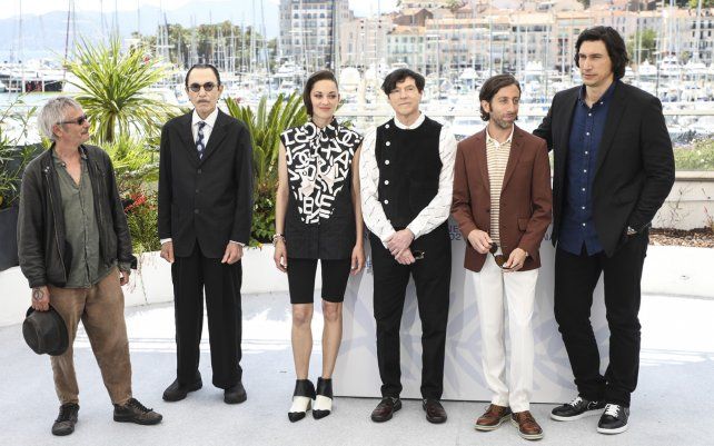 Leos Carax, de izquierda a derecha, Ron Mael, Marion Cotillard, Russell Mael, Simon Helberg y Adam Driver posan para los fotógrafos en la sesión fotográfica de la película Annette en el 74° Festival Internacional de Cannes, en el sur de Francia.