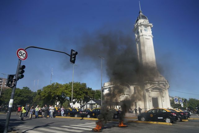 El municipio prometió dureza y contundencia contra quienes quemaron cubiertas y cortaron la calle en torno a la terminal de ómnibus.