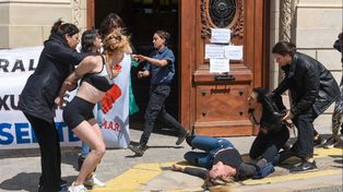 Intervenciòn de las trabajadoras sexuales en la puerta del Concejo donde exigieron protección ante la violencia patriarcal y policial.
