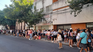 Una larga fila del hambre que tuvo lugar en el mes de febrero frente a la delegación local del Ministerio de Capital Humano.&nbsp;