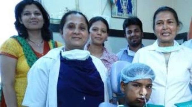 Extrajeron 232 dientes a un joven de la India