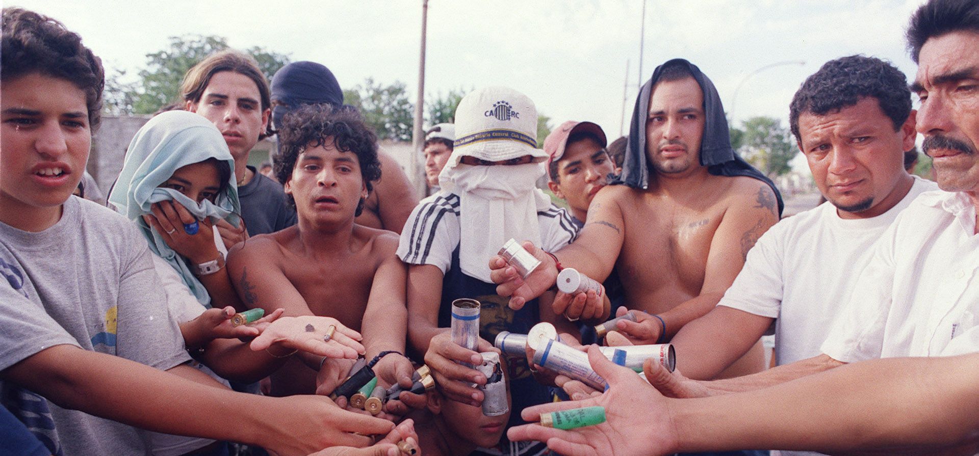 20/12/2001. Varios vecinos le muestran al reportero gráfico de La Capital los cartuchos y restos de municiones disparados por la policía para dispersar a las personas que llevaban adelante uno de los tantos saqueos.