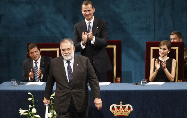 Emocionado. El rey Felipe VI y la reina Letizia aplauden al realizador de “El Padrino” tras la entrega.