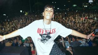Milo J es el joven artista del trap que cada vez pisa más fuerte. Esta vez, se presentó en el Primavera Sound y le rindió homenaje a Charly García