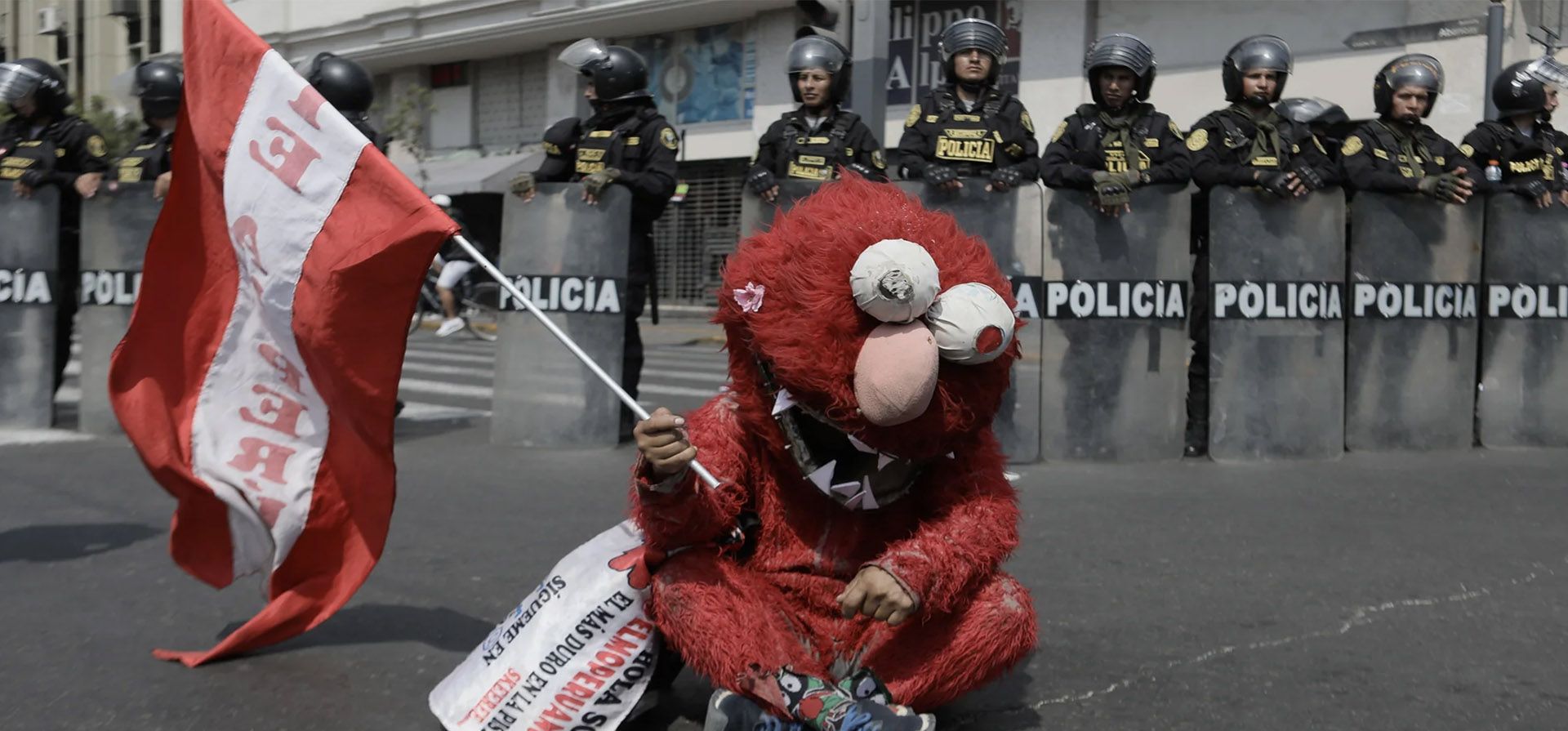 La policía se alinea mientras los trabajadores del transporte peruano inician una protesta nacional para exigir acciones contra la extorsión y la creciente inseguridad, Lima, Perú. Fotografía: Anadolu/Getty Images La policía se alinea mientras los trabajadores del transporte peruano inician una protesta nacional para exigir acciones contra la extorsión y la creciente inseguridad, Lima, Perú. Fotografía: Anadolu/Getty Images