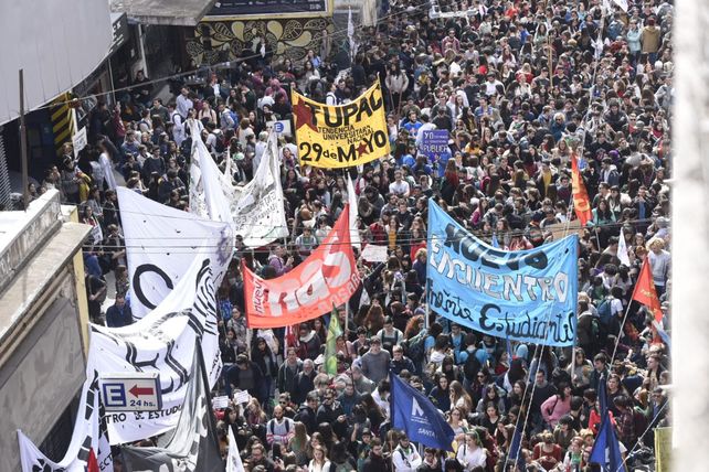 Una multitudinaria marcha cerró filas en defensa de la universidad pública