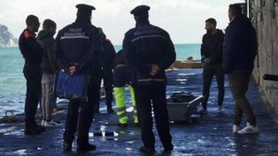 El cuerpo de la mujer que flotaba a pocos metros de la costa fue recuperado por los hombres de la Guardia Costera de Amalfi.&nbsp;