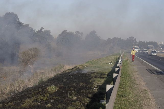 La policía detuvo a sospechoso por quema de pastizales al costado de la autopista a Córdoba.