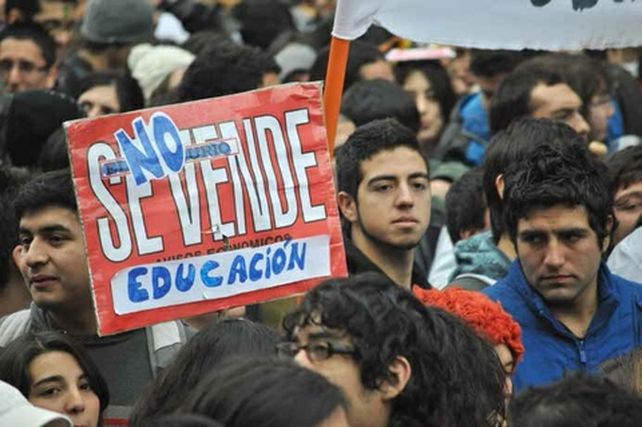 Los estudiantes secundarios de la región advierten sobre el vínculo entre pruebas estandarizadas y mercado.